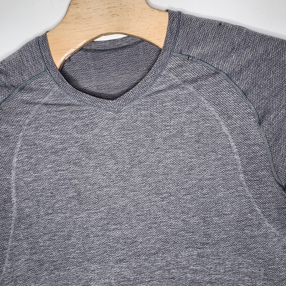 Lululemon T Shirt Men's Size L Light Gray V Neck Short Sleeve Live‎ In Practice